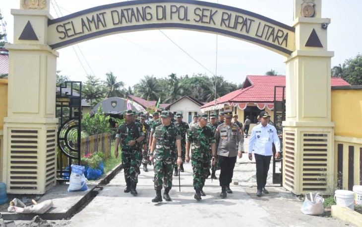 Pangdam I/BB Mayjen TNI Mochammad Hasan saat mengunjungi Pos Ramil Rupat Utara, Rabu (30/8) 
