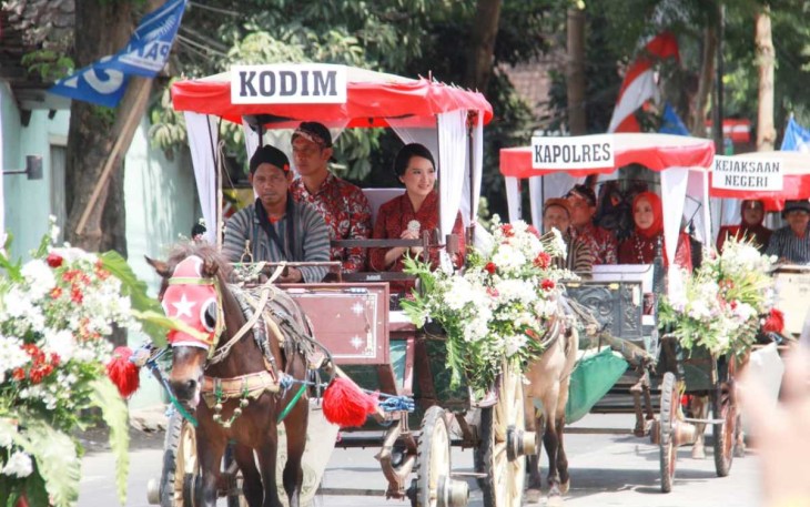 Dandim 0806/Trenggalek Letkol Kav Peddy Adi Prasetyo naiki kereta kuda saat kirab pusaka, Kamis (31/8) 
