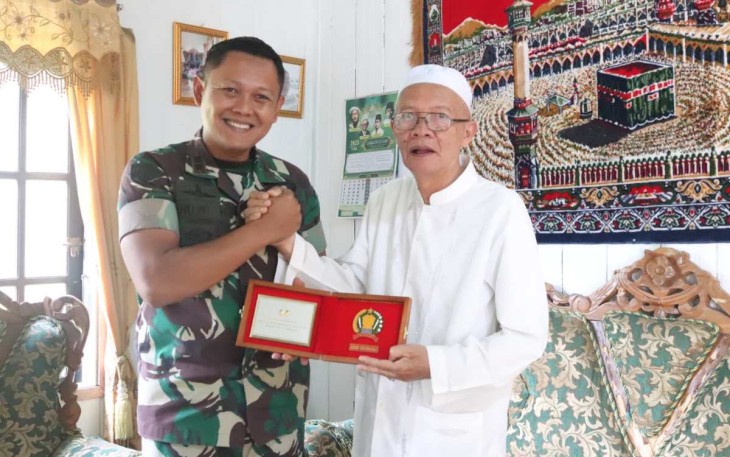 Dandim 1001/HSU-BLG Letkol Inf Dhuwi Hendradjaja saat memberikan cenderamata, Kamis (31/8)