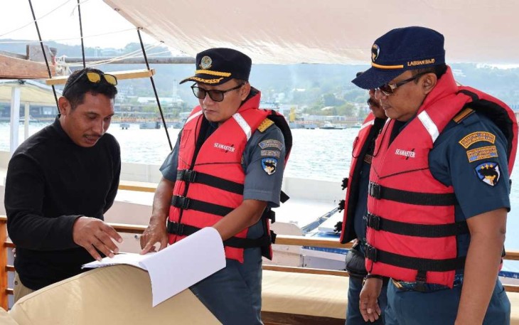 Kepala Otoritas Pelabuhan Kelas III Labuan Bajo Stephanus Risdiyanto saat pengecekan kelengkapan administrasi, Kamis (31/8)
