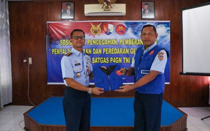 Danlanud Sutan Sjahrir Kolonel Nav Saeful Rakhmat saat menerima rompi, Kamis (31/8) 