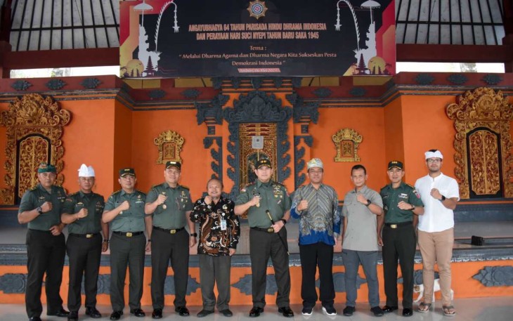 Pangdam XVI/Pattimura Mayjen TNI Syafrial bersama Parisada Hindu Dharma Indonesia Maluku, Kamis (31/8)