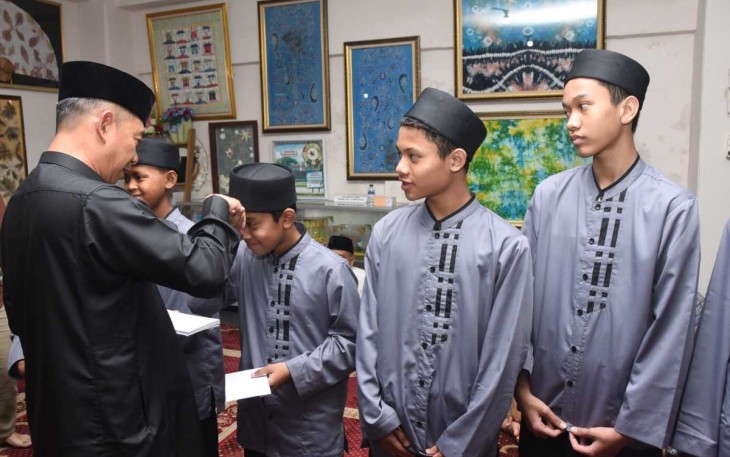Dankoharmatau Marsda TNI Oki Yanuar saat memberikan santunan anak yatim, Kamis (31/8)