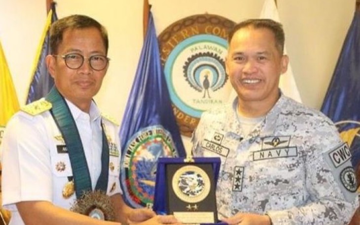 Asintel Kasal Laksamana Pertama TNI Akmal saat menerima cenderamata 