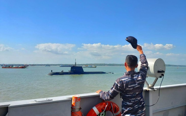 Passex Kapal Selam Australia HMAS Waller-75  