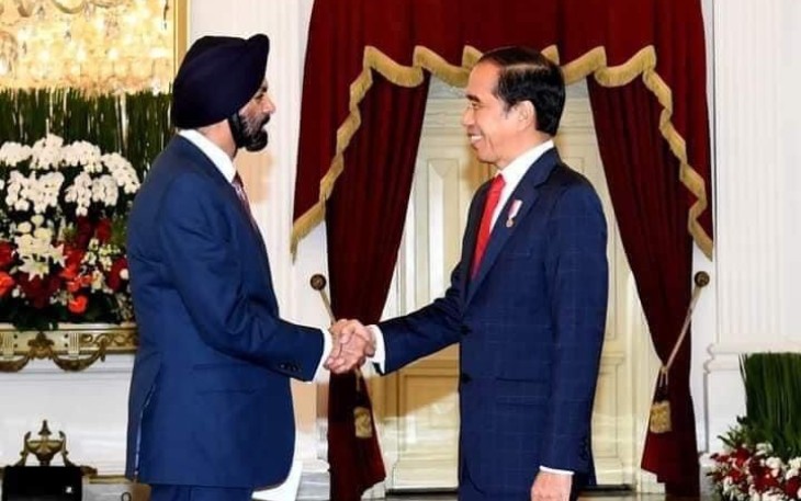 Presiden Joko Widodo saat menyambut Presiden Bank Dunia Ajay Banga di Istana Merdeka Jakarta, Senin (4/9)