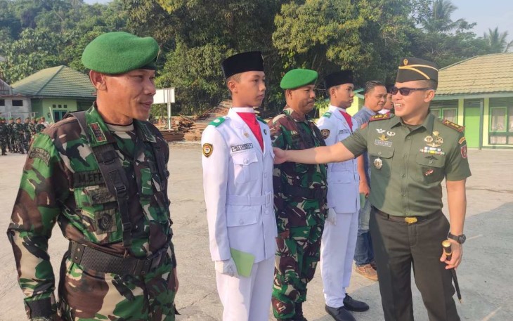 Dandim 0902/Berau Letkol Inf Dony Fatra saat memberikan apresiasi anak prajuritnya berprestasi, Senin (4/9)