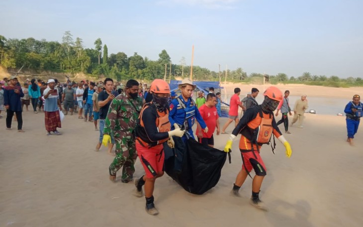 Evakuasi korban bocah tenggelam di pantai