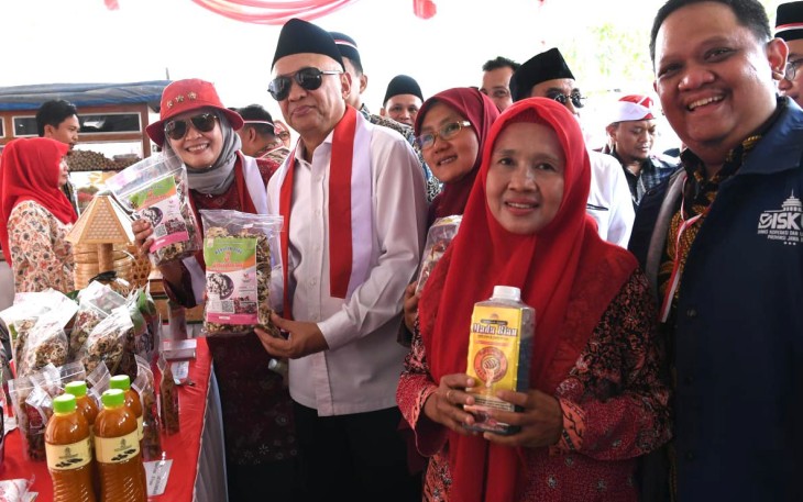 MenkopUKM Teten Masduki bersama pelaku UMKM di Kabupaten Indramayu, Jum'at (8/9)