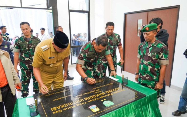 Pangdam Jaya Mayjen TNI Mohamad Hasan saat menandatangani prasasti peresmian gedung Kodim 0507/Bekasi, Senin (11/9)