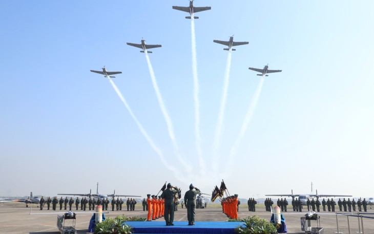 Fly pass pesawat G-36 bonanza