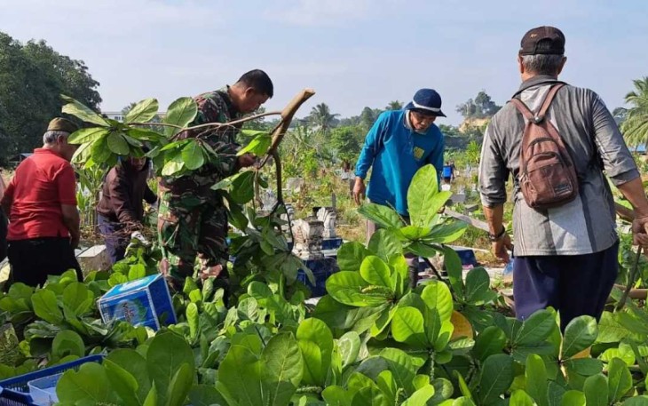 Babinsa Sertu Abdul Aziz Kerja Bakti Bersihkan Makam