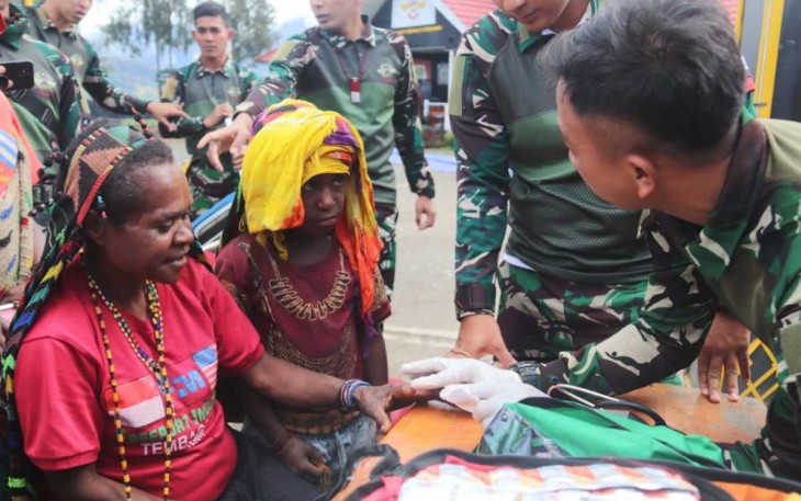 Layanan Halo Doc Prajurit Satgas Yonif PR 330/Tri Dharma untuk Masyarakat Kabupaten Intan Jaya