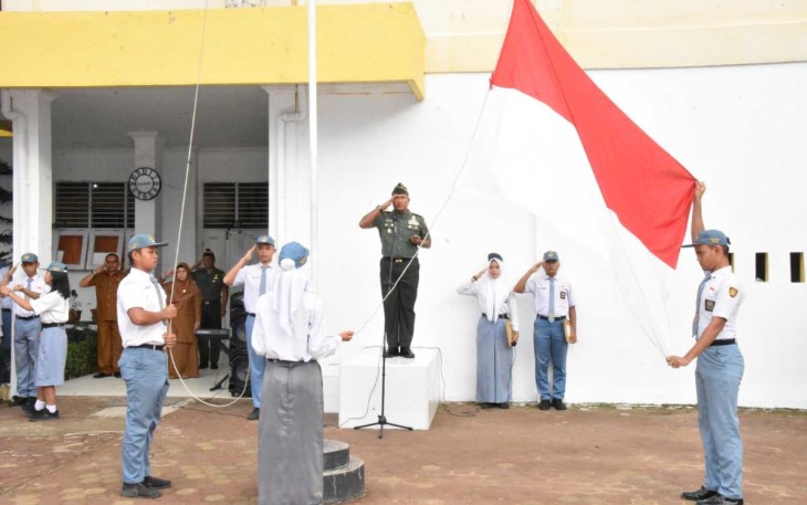 Danrem 023/KS Kolonel Inf Lukman Hakim saat pimpin upacara, Senin (18/9)