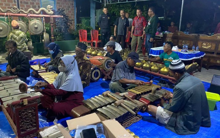 Pangkoarmada III Laksamana Muda TNI Rachmad Jayadi saat mengecek kesiapan pagelaran wayang kulit, Senin (18/9) 