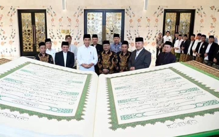 Presiden Joko Widodo saat menerima mushaf Al-Qur'an di Masjid Mohammed bin Zayed, Surakarta, Kamis (21/9)