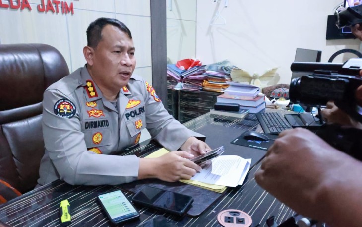 Kabid Humas Polda Jatim Kombes Dirmanto saat memberikan keterangan pers, Jumat (22/9)