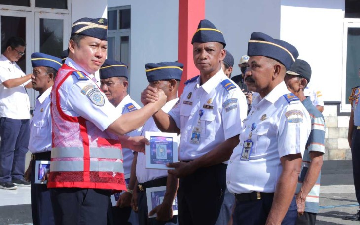 Penghargaan kepada petugas menara suar