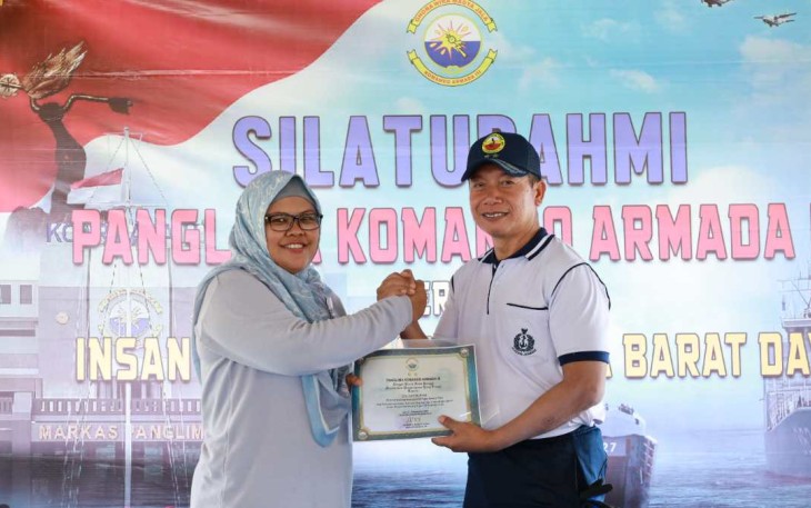 Pangkoarmada III Laksamana Muda TNI Rachmad Jayadi saat memberikan penghargaan insan media, Jum'at (22/9)