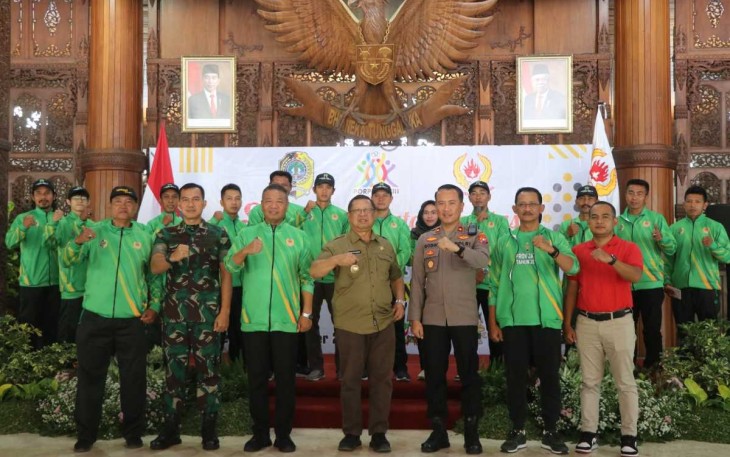 Dandim 0807/Tulungagung Letkol Czi Nooris Agus Rinanto foto bersama Kontingen Porprov Jatim VIII Tahun 2023, Jum'at (22/9)