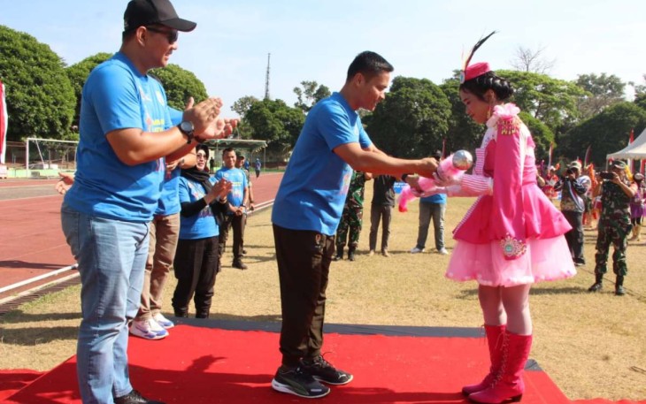 Dandim 0714/Salatiga Letkol Inf Ade Pribadi Siregar memberikan piagam juara Drumband, Sabtu (23/9)