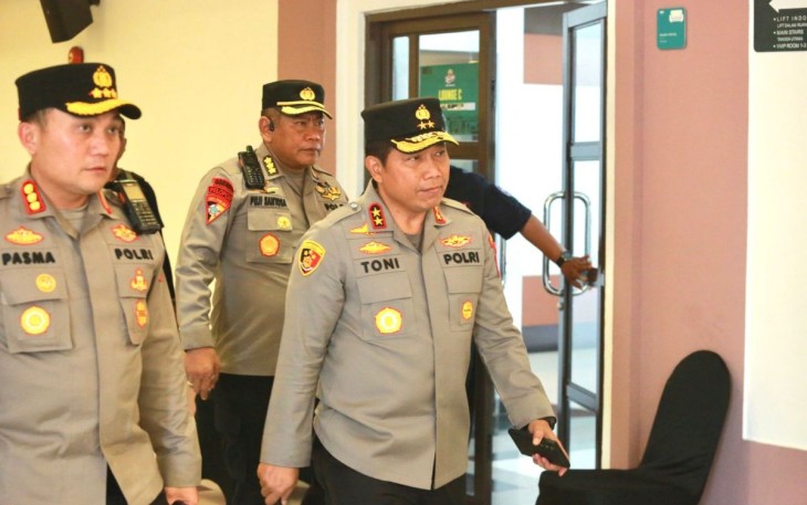 Kapolda Jatim Irjen Pol Toni Harmanto saat pimpin langsung pengamanan Derby Jatim Persebaya vs Arema FC di stadion gelora bung Tomo Surabaya, Sabtu, (23/9)
