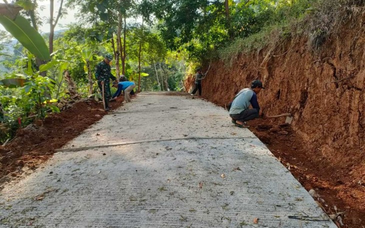 Pembuatan saluran air di wilayah desa binaan, Minggu (24/9)