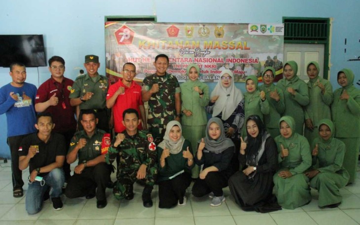 Dandim 1001/HSU-BLG Letkol Inf Dhuwi Hendradjaja foto bersama saat baksos, Minggu (24/9)