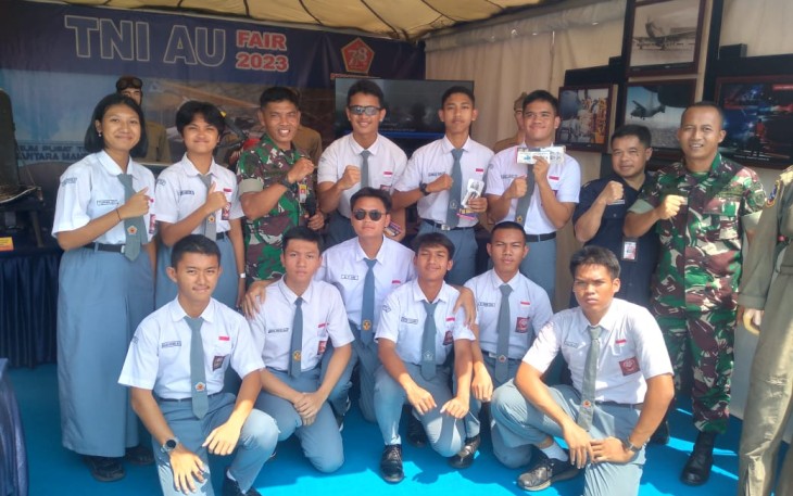 Pelajar SMAN 67 Jakarta saat mengunjungi stand Muspusdirla, Senin (25/9)