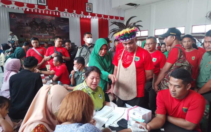 Pangdam XVIII Mayjen TNI Ilyas Alamsyah saat meninjau baksos kesehatan, Minggu (24/9)