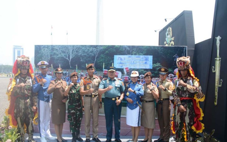 Panglima TNI Laksamana Yudo Margono foto bersama di anjungan Akmil di Pameran TNI AD Fair 2023, Jakarta, Selasa (26/9)