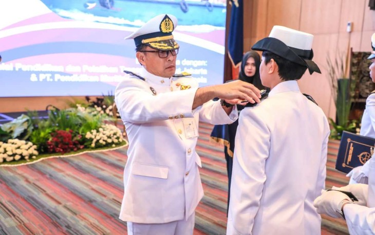 Plt Dirjen Perhubungan Laut Capt. Antoni Arif Priadi saat melantik 92 Perwira Pandu