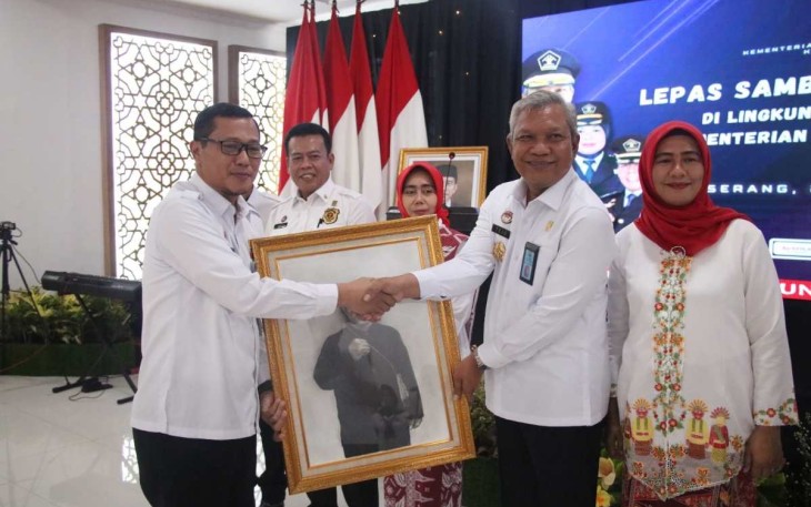 Tejo Harwanto saat menerima cenderamata usai berpamitan seluruh jajaran Kemenkumham Banten, Rabu (27/9)