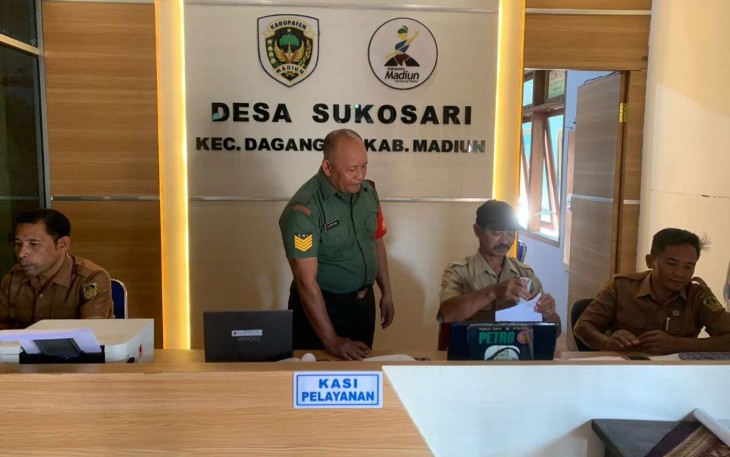 Puldatater di kantor desa binaan 