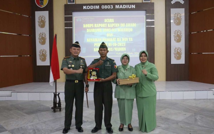 Dandim 0803/Madiun Letkol Inf Meina Helmi bersama prajuritnya purna tugas, Senin (2/10)