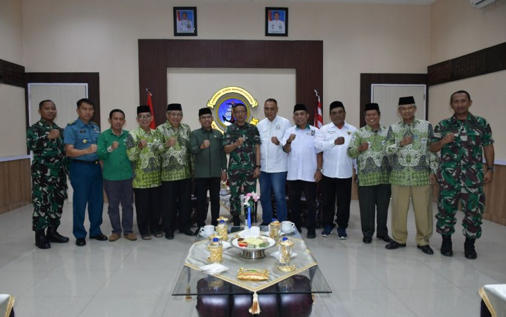 Foto Danlantamal VI bersama Pengurus Masyarakat Cinta Masjid dan NU Sulsel, Selasa (3/10)