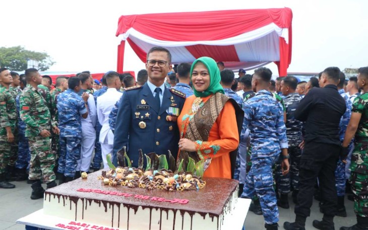 Danlanud Sutan Sjahrir Kol Nav Saeful Rakhmat bersama Ketua PIA AG Cab 14/D.I Lanud Sut Ny Cicik Saeful Rakhmat saat HUT ke 78 TNI, Kamis (5/10)