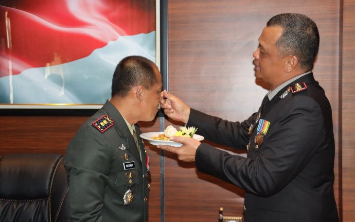 Kapolres Pacitan AKBP Wildan Alberd suapi Dandim momen HUT ke 78 TNI, Kamis (5/10) 