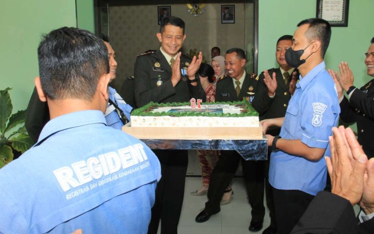 Dandim 0806/Trenggalek Letkol Kav Peddy Adi Prasetyo saat menerima kejutan istimewa Kapolres, Kamis (5/10)