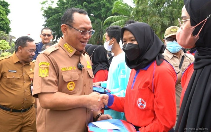 Walikota Cilegon Helldy Agustian saat melepas pahlawan devisa kota Cilegon
