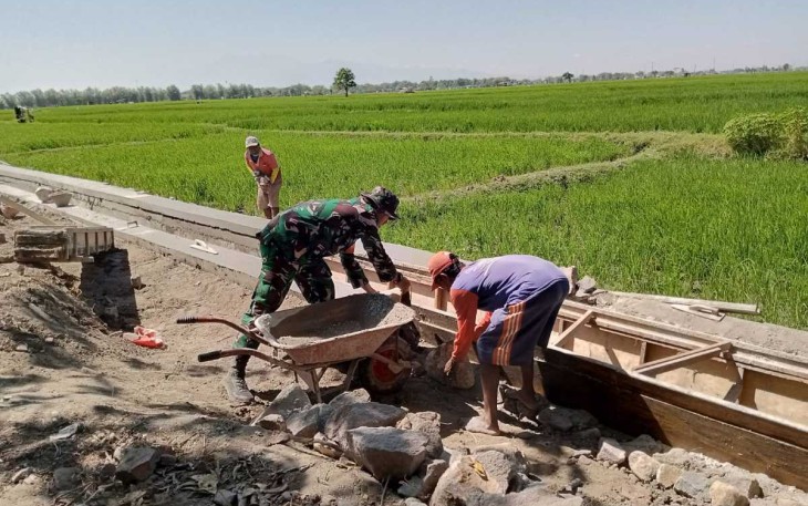 Bantu Warga Bangun Saluran Irigasi