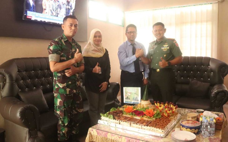 Dandim 1001/HSU-BLG Letkol Inf Dhuwi Hendradjaja menerima ucapan selamat HUT Ke-78 TNI dari Kacab BRI Amuntai, Senin (9/10)