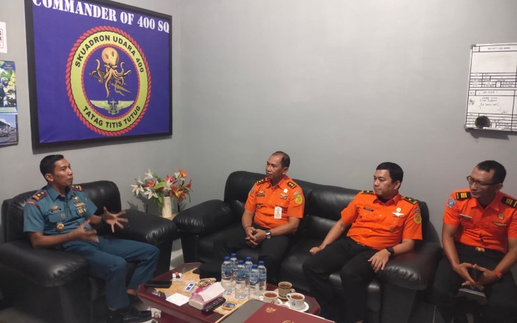 Danskuadron 400 Wing Udara 1 Mayor Laut (P) Handra Milduawan saat menerima kunker Kakansar Tanjungpinang, Senin (9/10)