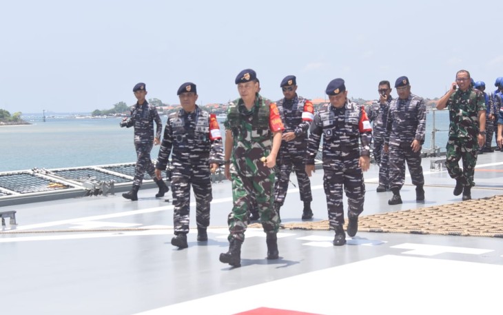 Kunjungan Pangkoarmada II di  KRI REM-331