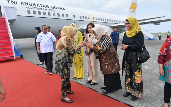 Ibu Wapres Hj Wury Ma'ruf Amin saat tiba di bandara DEO Sorong Papua Barat, Rabu (11/10)