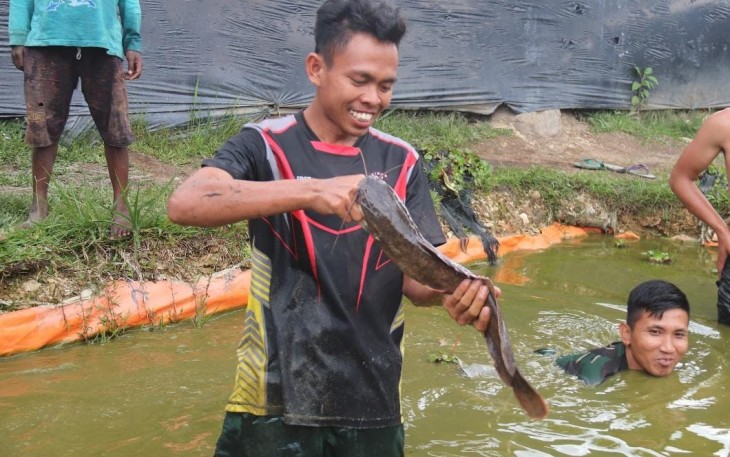 Prada Andi Fajrul saat menangkap monster Afrika di perairan Mamba, Kabupaten Intan Jaya, Kamis (12/10)
