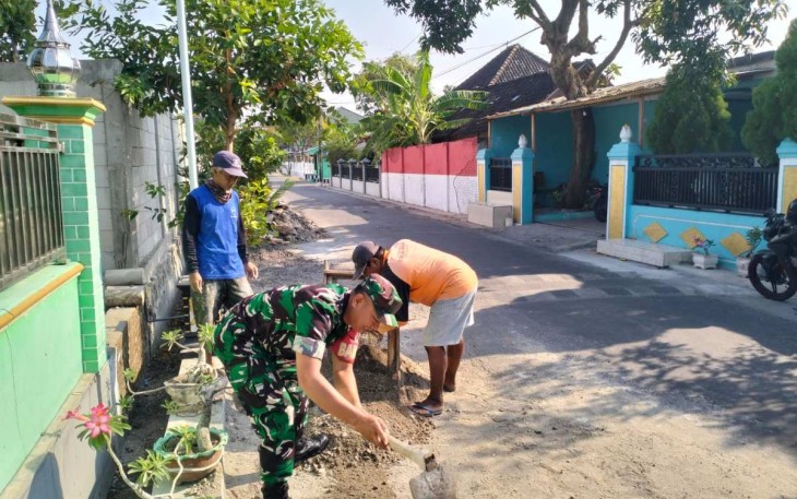 Gotong royong perbaiki sarana ibadah di wilayah desa binaan 