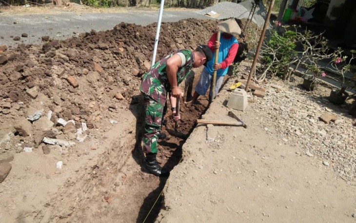 Bangun drainase di wilayah desa binaan 