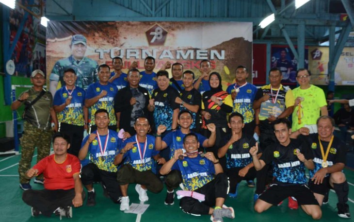 Danrem 023/KS Kolonel Inf Lukman Hakim bersama juara lomba bulutangkis 