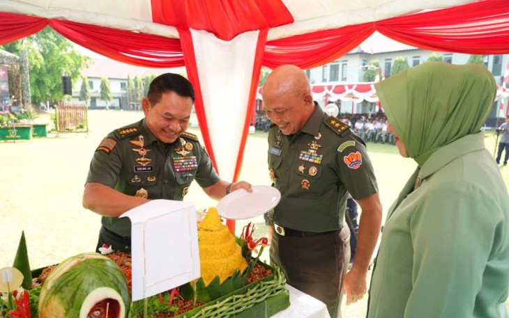 Kasad Jenderal TNI Dudung Abdurachman saat memotong tumpeng di acara HUT ke-78 Corps Zeni di Jakarta , Senin (16/10)